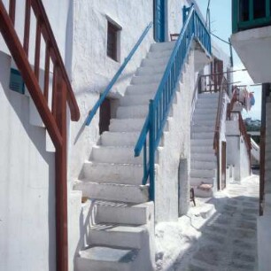 Mykonos, Inselhauptstadt. Außentreppen mit Holzgeländern in Altstadtgasse