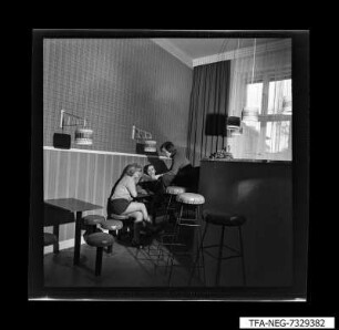 3 Mitarbeiter/FDJ-Mitglieder, Foto 1973