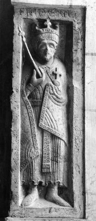Bildnis des stehenden Kaisers Friedrich Barbarossa : Bildnis des stehenden Kaisers Friedrich Barbarossa. Stein (1151/1200). Bad Reichenhall, Ehemaliges Augustinerchorherrenstift, Kreuzgang