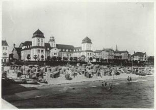 Ostseebad Swinemünde. Kurhaus, Promenade und Strand mit Strandkörben und Booten