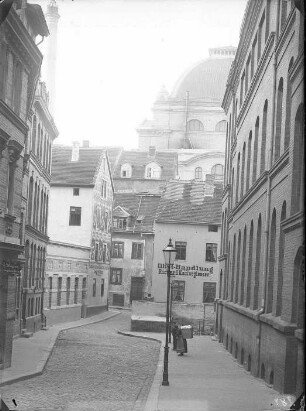 Unterberg. linke Bildseite: Gartengasse 3 (Wagner, Schneidermeister); Gartengasse 4. rechte Bildseite; Gartengasse 1 Lyzeum. Bildmitte: Unterberg 8 (Kannegießer, Obsthandlung)