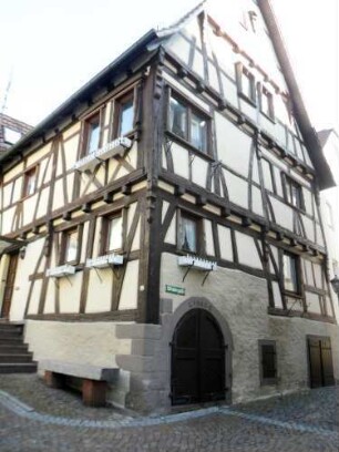 Stadtbild-Schloßstraße - Haus 54 (Ecke Wintergasse) - Fachwerkhaus in Riegelbauweise mit vorkragenden Obergeschossen auf steinernem Stock in Übersicht