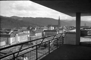 Freiburg i. Br.: Blick von der Terrasse des Physikalischen Institutes auf die Stadt