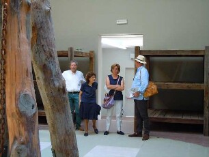 Venedig - Besucher der Biennale : Besucher betrachten im russischen Pavillon in der Biennale von Venedig eine Gulag-Installation. Aufgenommen am 6. August 2011