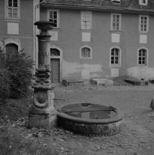 Weimar. Brunnen vor dem Haus der Frau von Stein