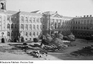 Blick auf das Augusteum, links eine Teilansicht des Turms der Universitätskirche St. Pauli
