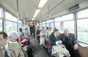 Freiburg: Gäste mit Basler Stadtpräsident, Vizepräsident des Regierungsrates Prof. Striebel, Evers, im Stadtbahnzug