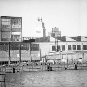 Berlin-Schöneweide, Wilhelminenhofstraße 76/77. Kabelwerk Oberspree (Inbetriebnahme 3.10.1897, Betriebsschließung um 1998/1999). Gebäude A 8 ((Fernmeldekabelfabrik); Stahlskelettbau; 1927/1928, E. Ziesel, G. Mensch; 2006 Abriss). Ansicht von Süden (von der Spree)