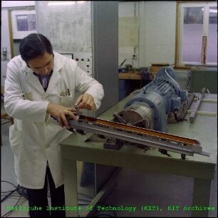Montage des Tragerohrs von supraleitenden Quadrupolen des Instituts für Experimentelle Kernphysik (IEKP)