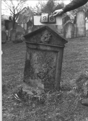 Grabstein 96 (Index: 99786751) Zustand: Inschrifttafel fehlt Maße HxBxT: 90x54x17 cm Symbolik: Blüte und Knospe Besonderheit: Kindergrab: Grabstein 96