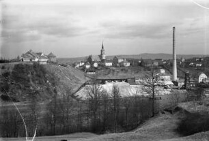 Dohna. Stadtansicht mit Rundturm der Burganlage, ehemaliger Burgschänke, Marienkirche (1489) und Fluorwerk. Ansicht von Südwesten