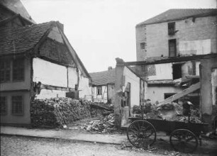 Güstrow, Baustraße. Straßenbild mit Baulücke (Abrisshaus)