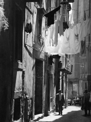 Reisefotos Italien. Altstadtgasse in Neapel