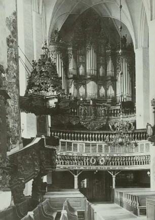 Luckau, Stadtkirche St. Nikolai. Inneres mit Kanzel und Orgel