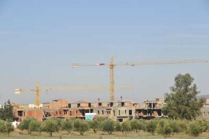 Meknes - Landschaft mit Baustelle : Landschaft mit einer Wohnungsbaustelle in der Nähe von Meknes, aufgenommen am 28. Oktober 2010