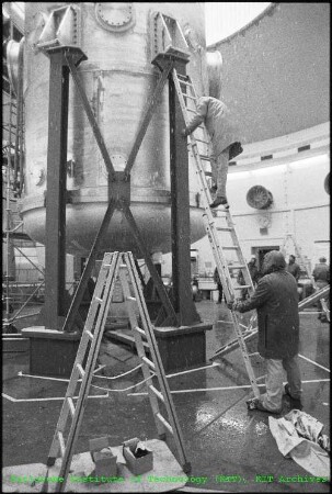 Aufstellen eines Aluminiumtanks der Hauptabteilung Betriebstechnik (HBT) in einer unbekannten Anlage