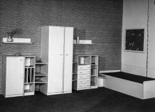 Jugendzimmer : Berlin. VEB Möbelkombinat Berlin (MKB). Hausmesse, 1986. Jugendzimmer. Holz, weiß beschichtet mit zarter Struktur (1986; VEB Möbelkombinat Berlin (MKB))