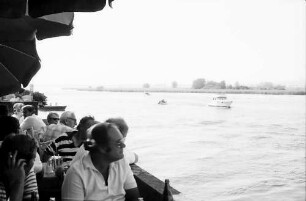 Gottlieben: Kaffeeterrasse der Drachenburg mit Rhein