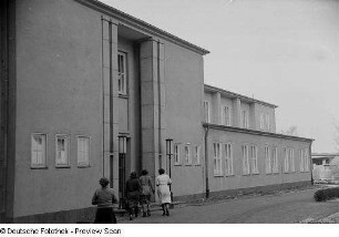 Vier Frauen betreten das Kulturhaus der RFT