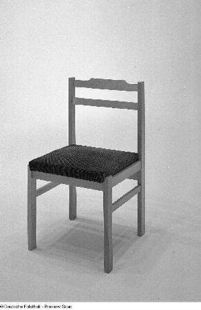 Stuhl mit gepolsterter Sitzfläche (Modell H 15) : Leipzig, Leipziger Herbstmesse, 1982. Stuhl mit gepolsterter Sitzfläche (Modell H 15). Buche, Polsterung mit Samtbezug? (1982; VEB Möbelkombinat Ribnitz-Damgarten)