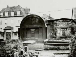 Grabmal der Familie Theodor Malky (links)