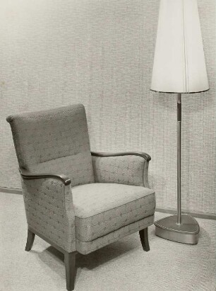 Stehlampe : Sessel mit Stehlampe (1956) in Ausstellungskoje
