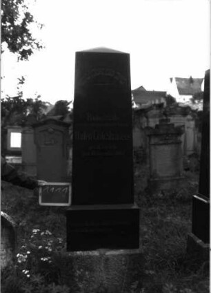 Grabstein 1111 (Index: 100104185) Material: schwarzer Granit Zustand: gut erhalten Maße HxBxT: 196x47x22 cm Beschreibung: Obelisk: Grabstein 1111