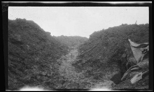 A.O.K.-Stellung bei Sailly-Saillisel (Dep. Somme, Frankreich): Trampelpfad zwischen Erdhaufen, im Vordergrund Unterstand mit Abdeckplane ("A.O.K.-Stellung. Vorderster Trichtergraben. Somme 1916")