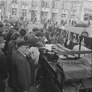 Berlin (West). Verkauf von Delikateßgurken an einem Plattformwagen