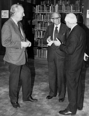 Christian Wolters (links) lauscht einem Gespräch während einer Veranstaltung im Zentralinstitut für Kunstgeschichte in München, rechts Karl-August Wirth (Rückenansicht)