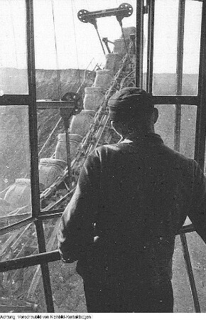 Braunkohletagebau - verwüstete Landschaft, 1957/59 & Lauchhammer. Braunkohletagebau. Arbeit des Großbaggers, 1957/59
