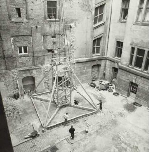 Dresden, Baustelle Ständehaus 1992. Kranmontage