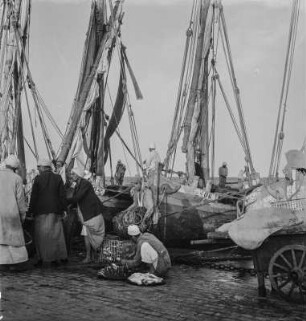 Kai von Port Said : Männer beim Entladen der Fischerboote im Hafen von Port Said