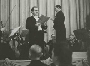 Podiumsaufnahme mit Kammersänger Joseph Herrmann (1903 - 1955) während eines Gastkonzertes