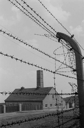 Konzentrationslager Buchenwald. Der Stacheldraht der Umzäunung und das Krematorium