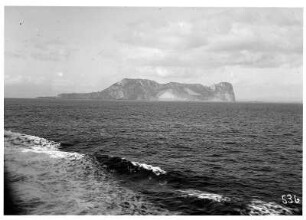 Gibraltar. Blick von einem Hochseepassagierdampfer zur Steilküste