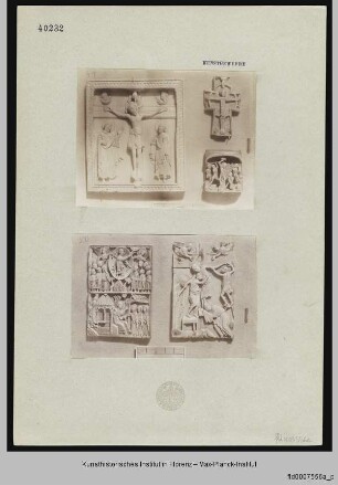 Reliefplatte mit Christus am Kreuz zwischen Maria und Johannes