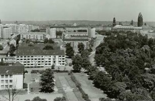 Dresden. Blick vom Hochhaus Parkstraße über Feierabendheim (3 Flügel) (1959-1960; H. Wolf, W. Wunderwald, W. Hänsch) und Bürgerwiese bis zu den Lößnitzhängen