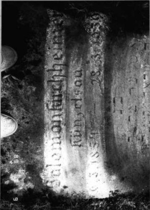 Grabstein 305 (Index: 100100019) Maße HxBxT: 162x75xo.A. cm Beschreibung: Grabplatte: Grabstein 305A
