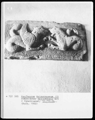 Romanischer Reliefstein mit zwei Fabeltieren