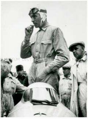 Bernd Rosemeyer nach seinem Straßenweltrekord auf der Reichsautobahn Frankfurt/Main-Darmstadt