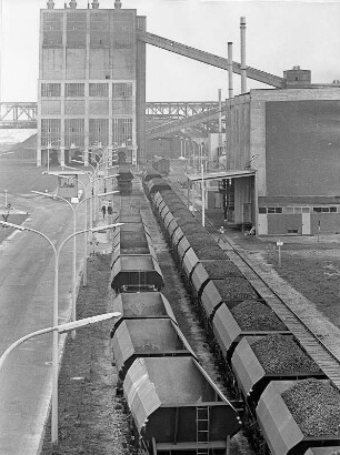 Hamburg-Wilhelmsburg. Züge beladen mit Koks bzw. Kohle fahren in das Gaswerk Kattwyk. Leere Waggons stehen auf einem Nebengleis