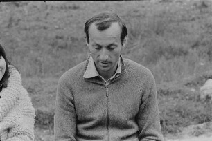 Čičmany. Akt-Pleinair 1980. Peter Söllner während einer Besprechung