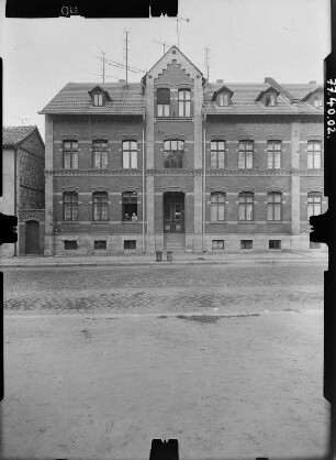 Quedlinburg, Platz der Volkssolidaität (Dippeplatz). Doppelwohnhaus. Straßenfront (Teilansicht)
