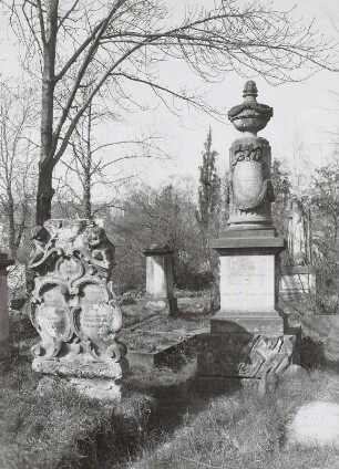 Güntzplatz : Eliasfriedhof, Grabstein mit 2 Kartuschen und 2 Putten und Grabmal in Form einer Säule bekrönt von einer Vase
