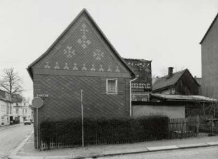 Neustadt in Sachsen, Wohnhaus : Neustadt in Sachsen, Wohnhaus, Bahnhofstraße 23/Ecke Sebnitzer Straße, (1. Hälfte 19. Jahrhundert). Giebelfront ( Sebnitzer Straße)