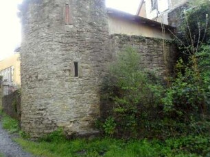 Stadtbefestigung-Ansicht im Nordwesten-Runder Wehrturm mit Schießscharten (Schlitzscharten) sowie Rest einer Quermauer zur festen Kelter