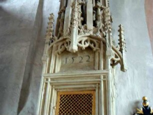 Langhaus Innen-Tabernakel am Triumphbogen zum Turmchor-mittiger Bereich mit Jahr 1522 sowie aufgehender vollplastischer Ornamentierung