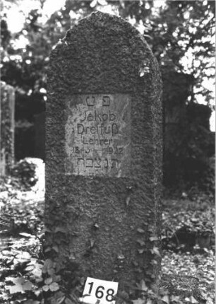 Grabstein 168 (Index: 100082027) Material: Kalkstein Zustand: gut Maße HxBxT: 122x50x25 cm Beschreibung: Stele, Spitzbogenabschluß, rechteckiges Schriftfeld eingetieft: Grabstein 168