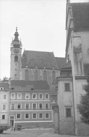 Krems: Piaristenkirche, vom Platz